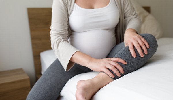Bewegung kann Wadenkrämpfen in der Schwangerschaft vorbeugen.